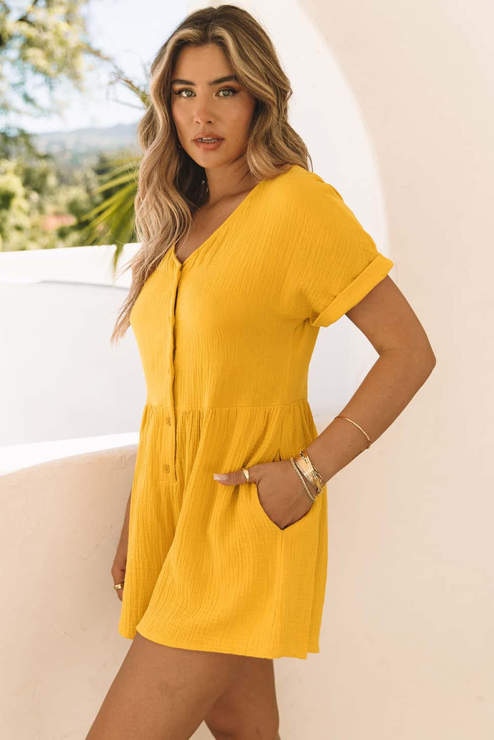 Combi-short froissée jaune à boutons et à col en V