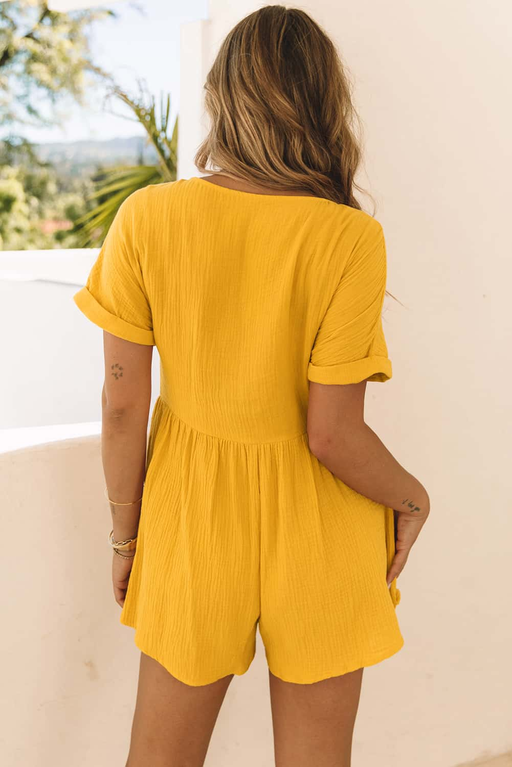 Combi-short froissée jaune à boutons et à col en V